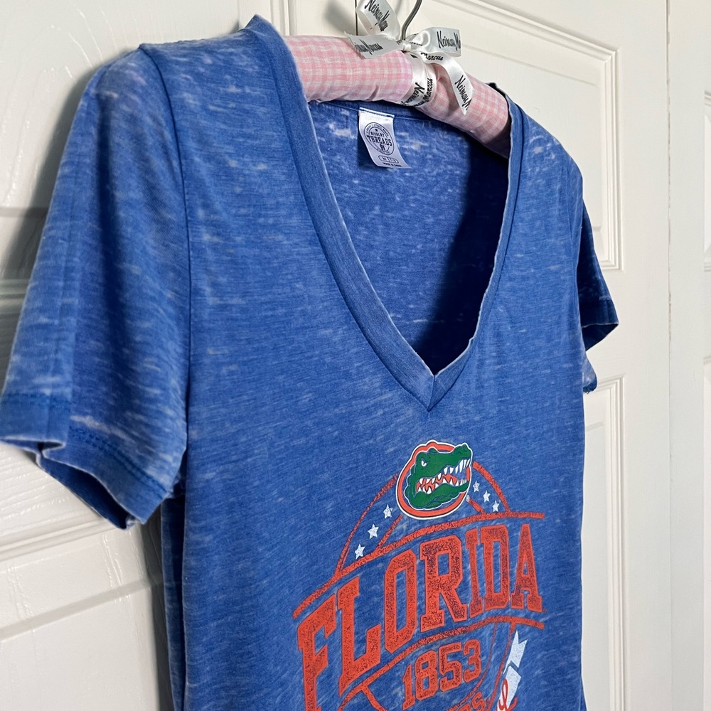 UF Florida Gators Short Sleeve V-Neck Logo T-Shirt - Picture 8 of 8